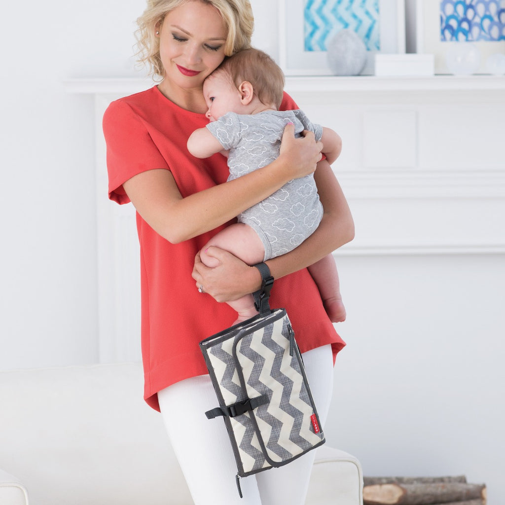 سكيب هوب- محفظة و حصيرة تغيير الحفاضات - شيفرون