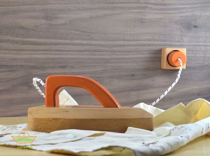 Wooden iron with plug (Red)