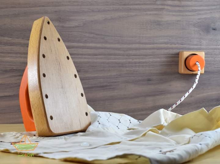Wooden iron with plug (Red)