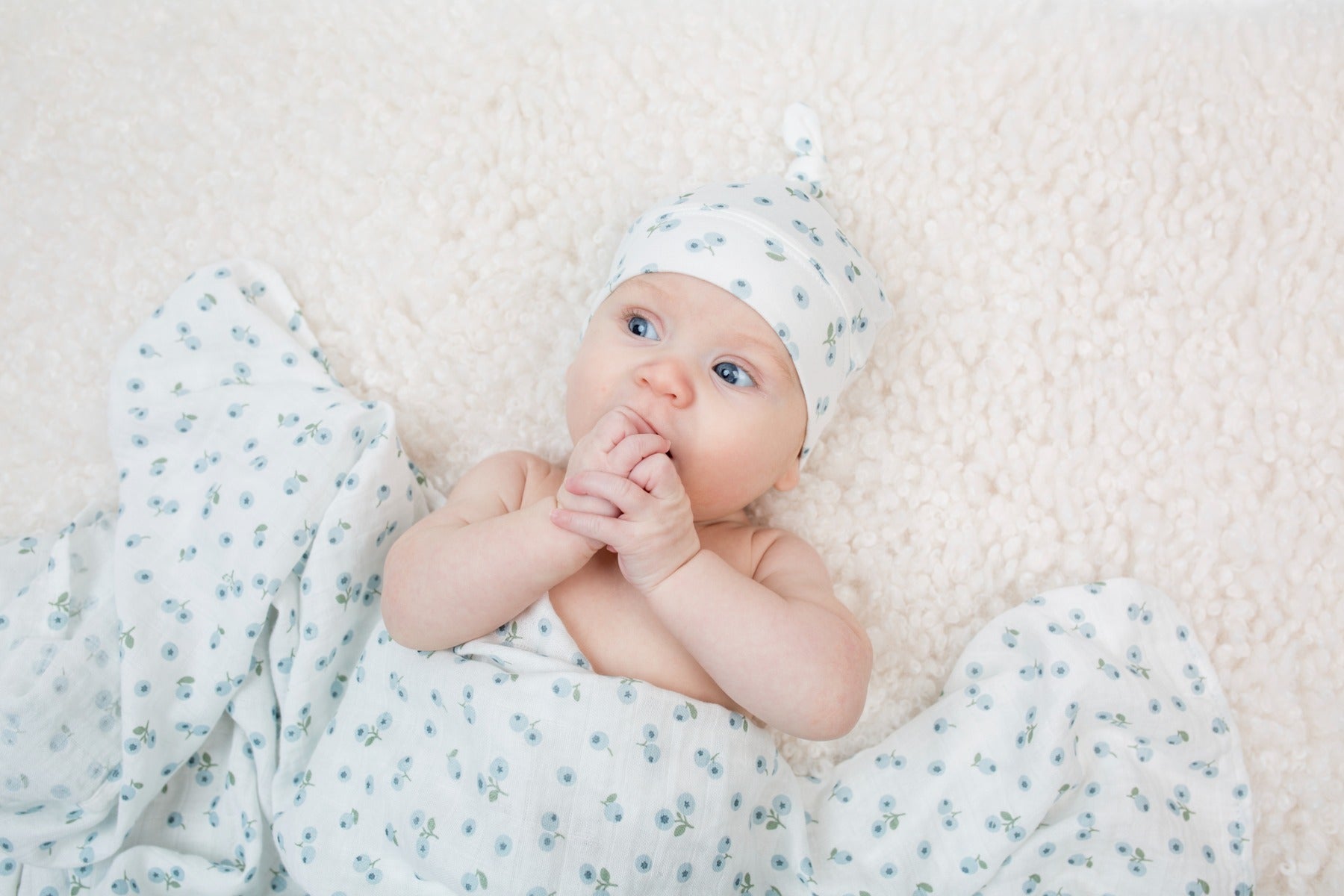 Lulujo Hello World Set (Bamboo Hat + Swaddle blanket) - Blueberries