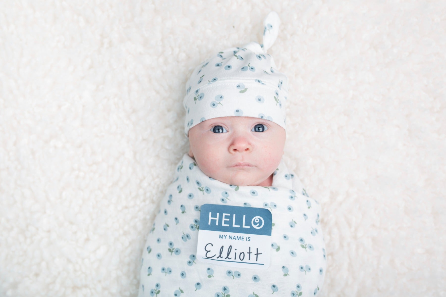 Lulujo Hello World Set (Bamboo Hat + Swaddle blanket) - Blueberries
